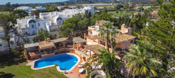 8 bedrooms Villa in Estepona, Spain No. 24198 3