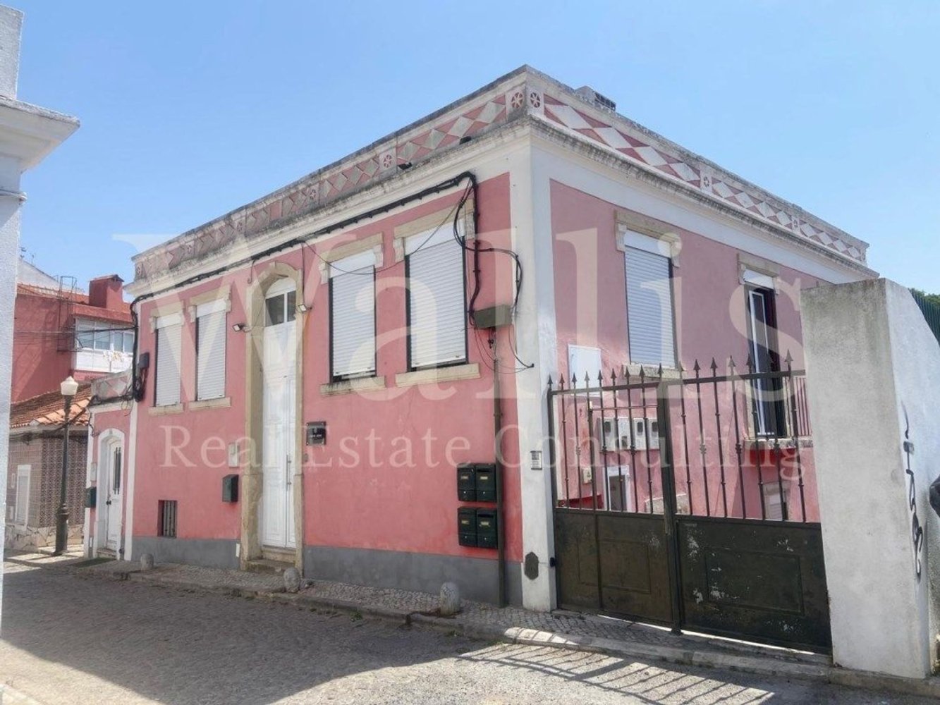 350m² Building in Lisbon, Portugal No. 248855