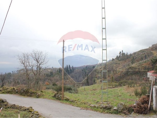 Terrain à Tondela, Portugal 2089m² No. 42459