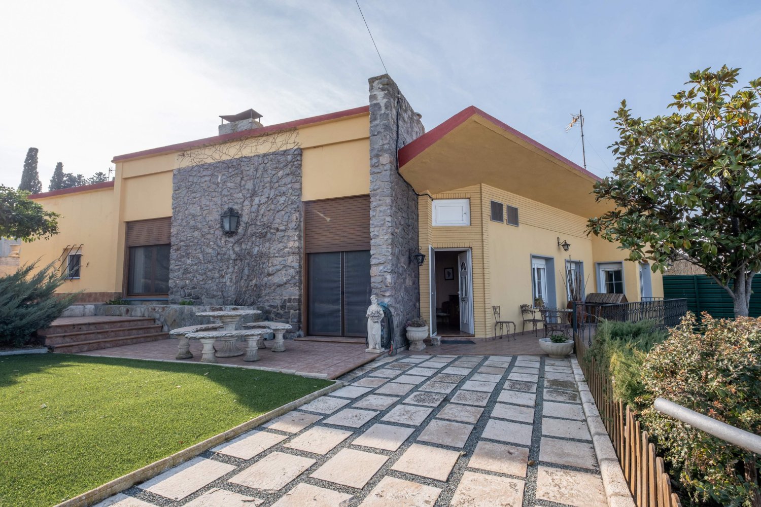 5 bedrooms Villa in Zaragoza, Spain No. 65959