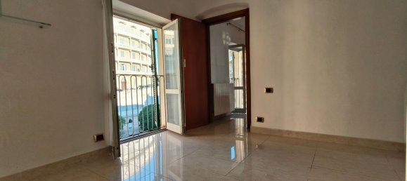 3 rooms Apartment in Genoa, Italy No. 27859 2