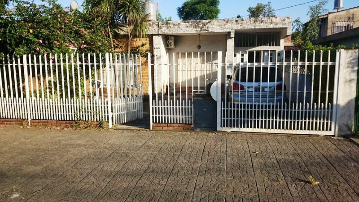 2 bedrooms House in Moron, Argentina No. 74648