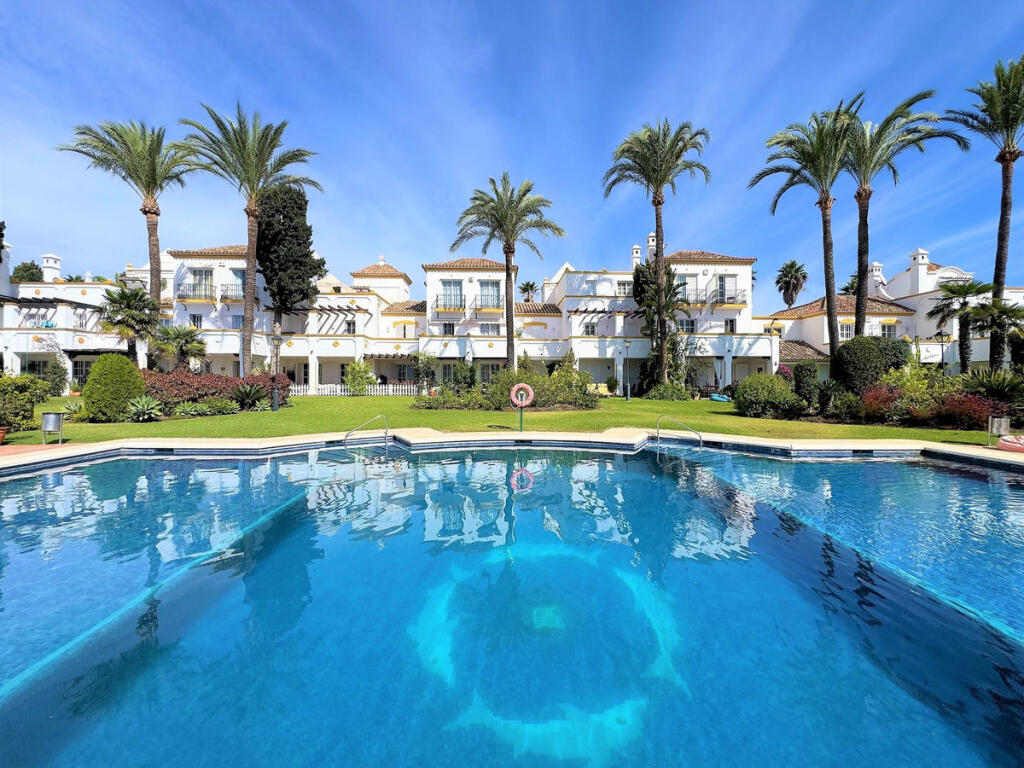 3 bedrooms Apartment in Estepona, Spain No. 185295