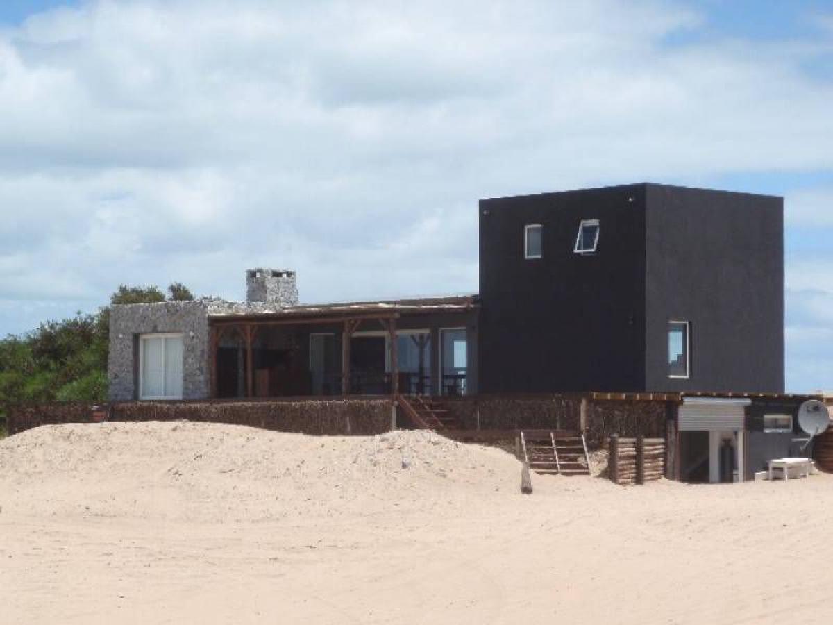 3 bedrooms House in Mar del Plata, Argentina No. 101904