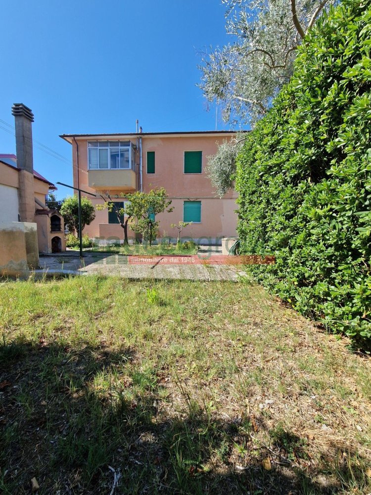 10 rooms House in Livorno, Italy No. 300876