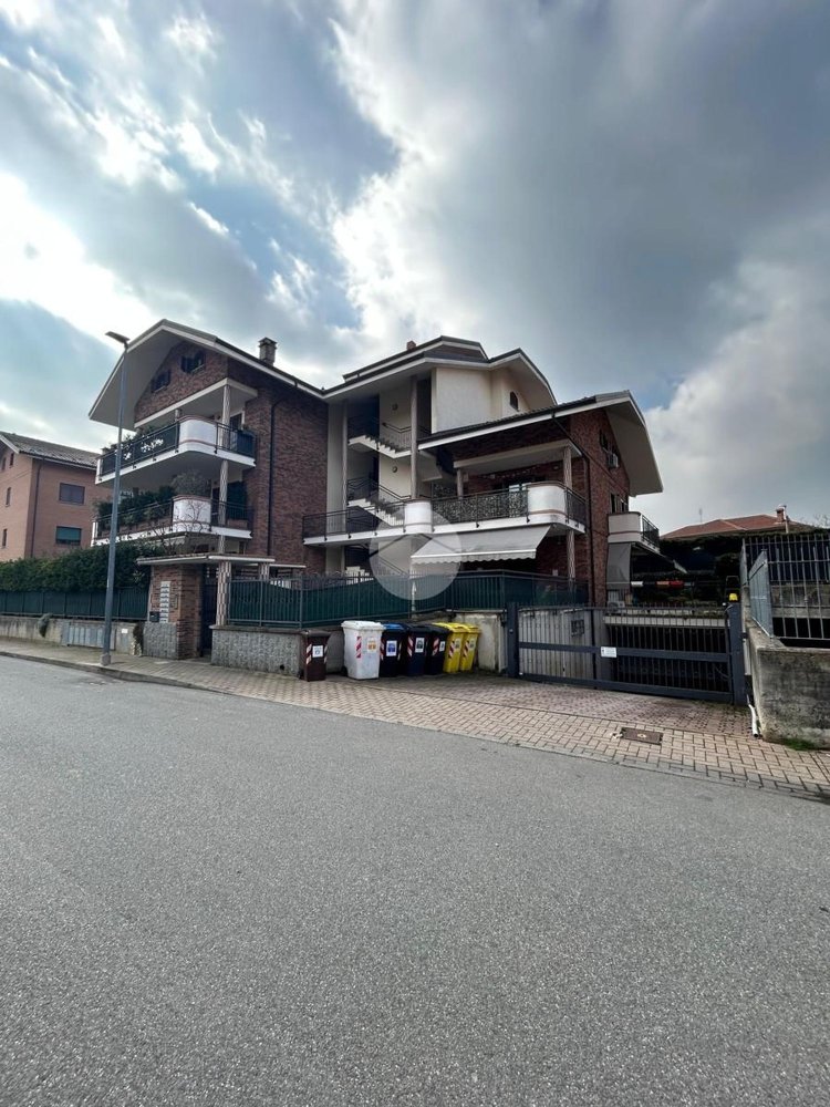 79m² Garage in Pianezza, Italy No. 89194