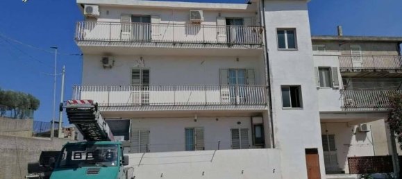 2 bedrooms Apartment in Crotone, Italy No. 183036 2