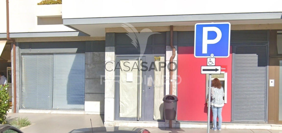 106m² Commercial property in Quarteira, Portugal No. 204215