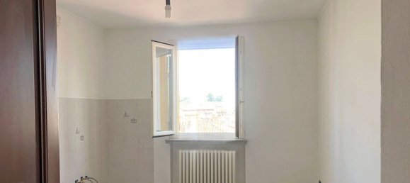 4 bedrooms Apartment in Voghera, Italy No. 329664 8