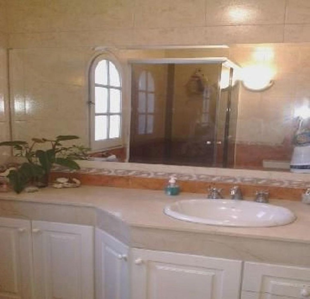 3 Schlafzimmer Haus in Lanus, Argentina, Nr. 17409