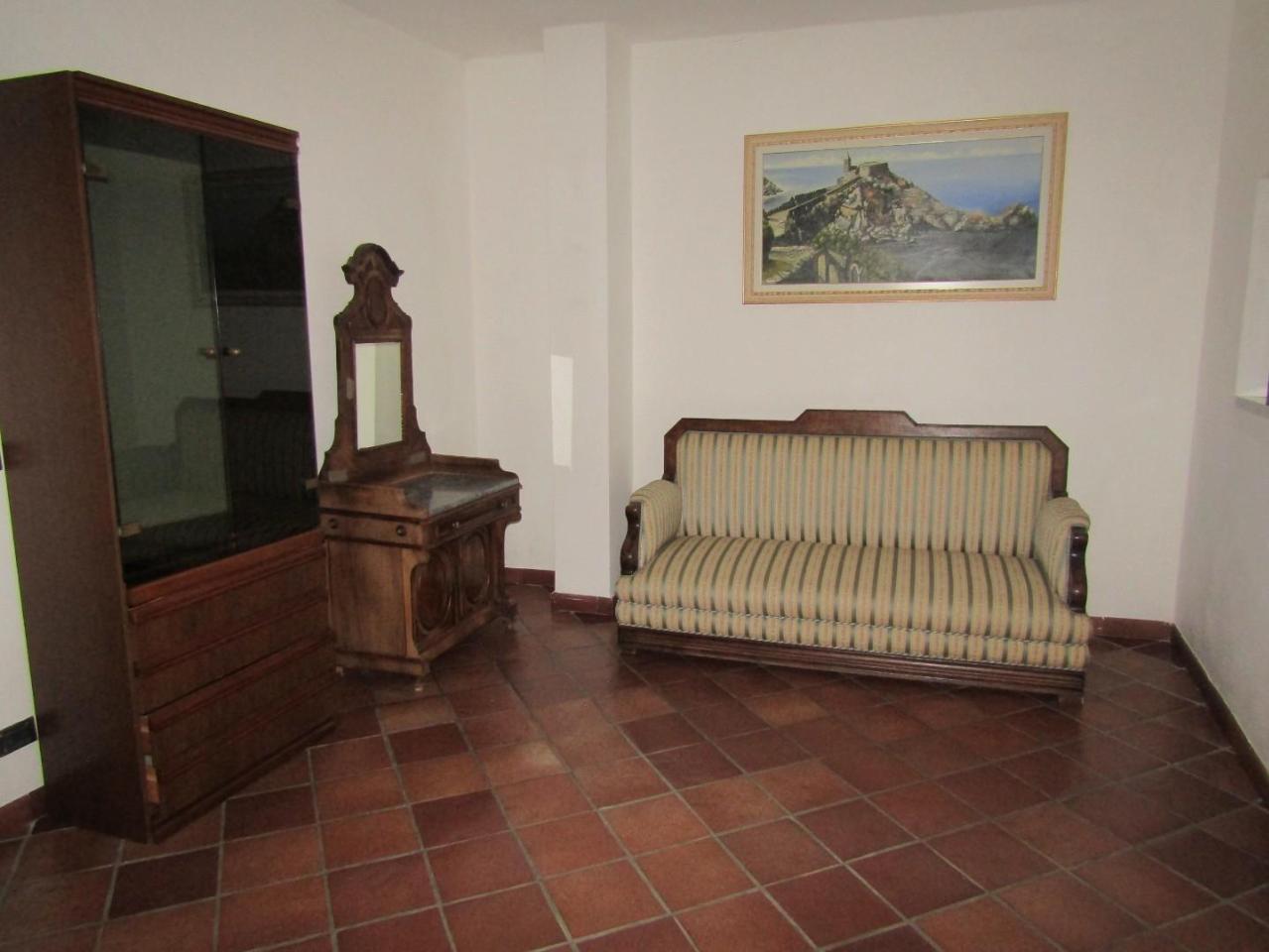 5 rooms House in Carrara, Italy No. 111101