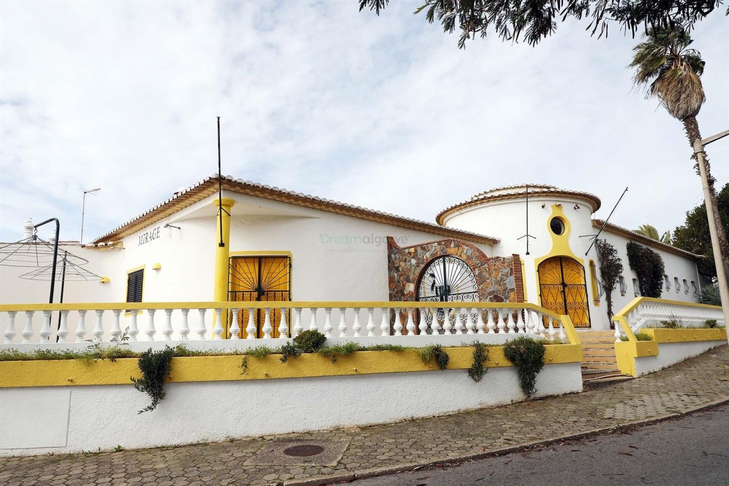 6 bedrooms Commercial property in Luz, Portugal No. 207849