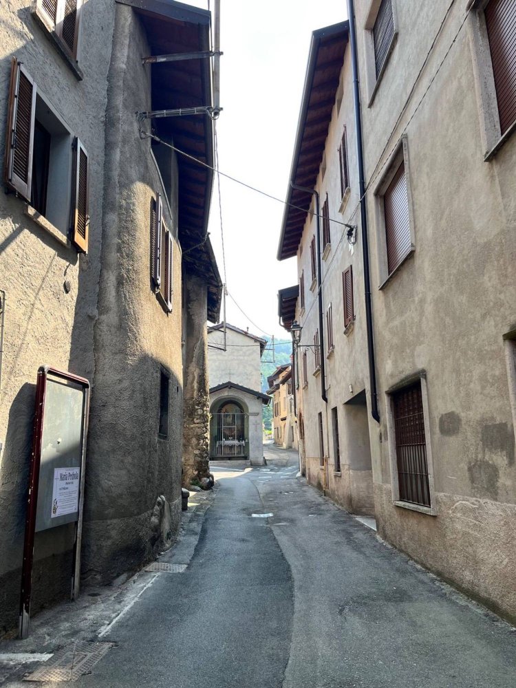 6غرفة شقة في Canzo, Italy رقم 333657