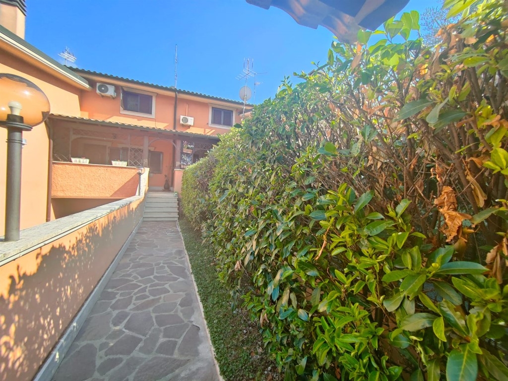 5 rooms Villa in Rome, Italy No. 124086