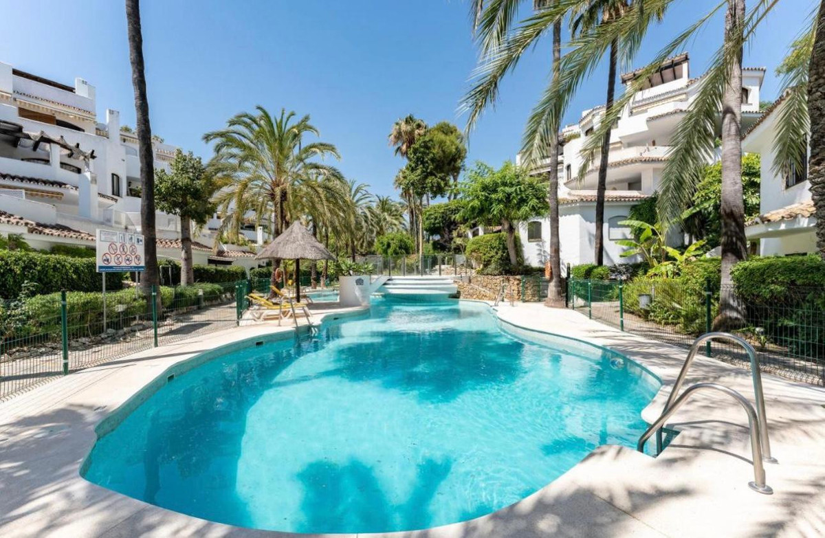 Apartamento de 3 dormitorios en Marbella, Spain No. 283063