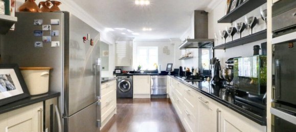 4 bedrooms House in Dartford, United Kingdom No. 4915 9