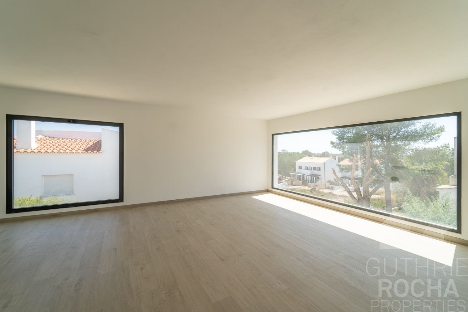 Дом с 4 спальнями в Алжезур, Португалия № 131781