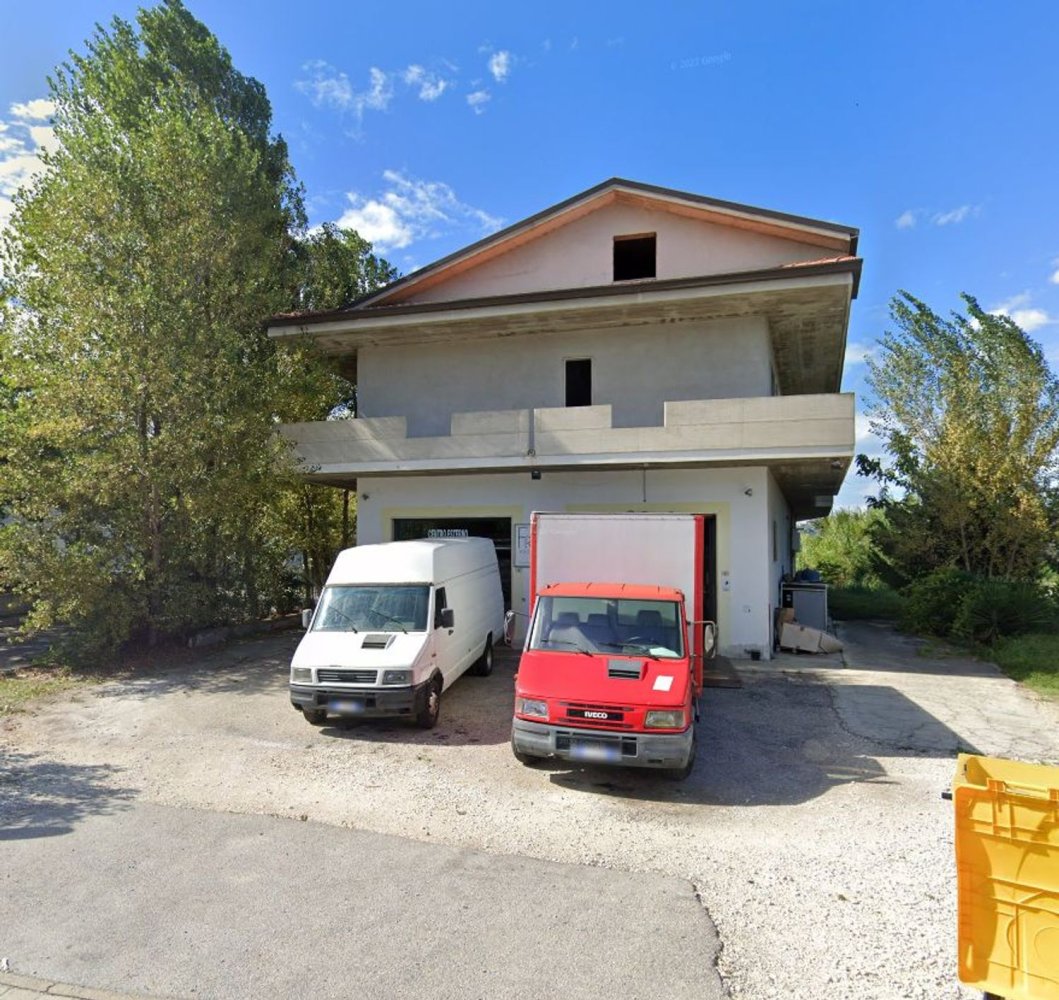 Entrepôt à San Giovanni Teatino, Italy 350m² No. 165954