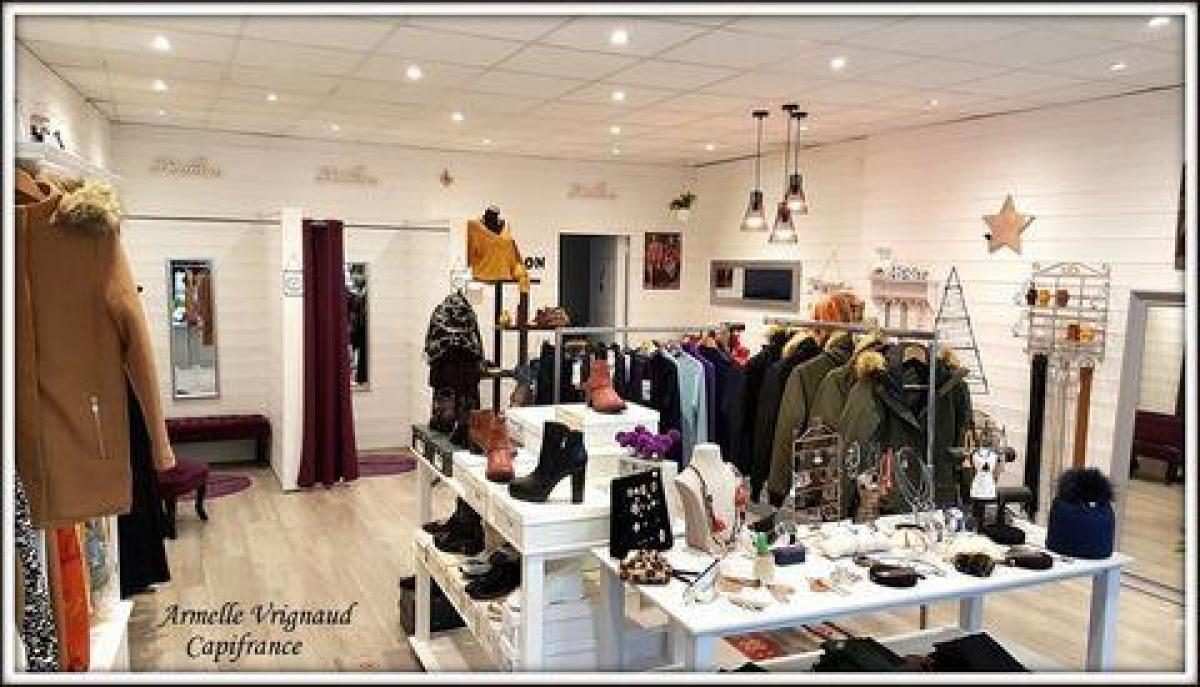  مكتب في Houdan, France 64متر مربع رقم 18230