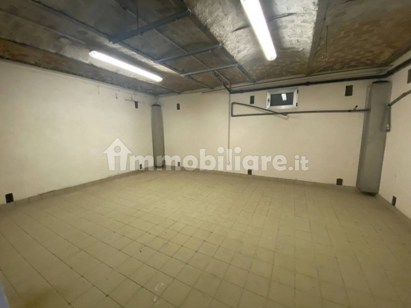 180m² Warehouse in Guarene, Italy No. 166265