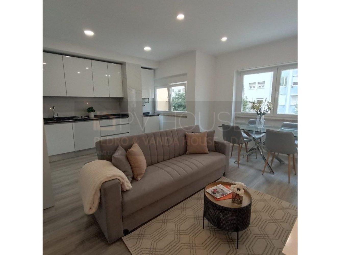 3 bedrooms Apartment in Lisbon, Portugal No. 163057