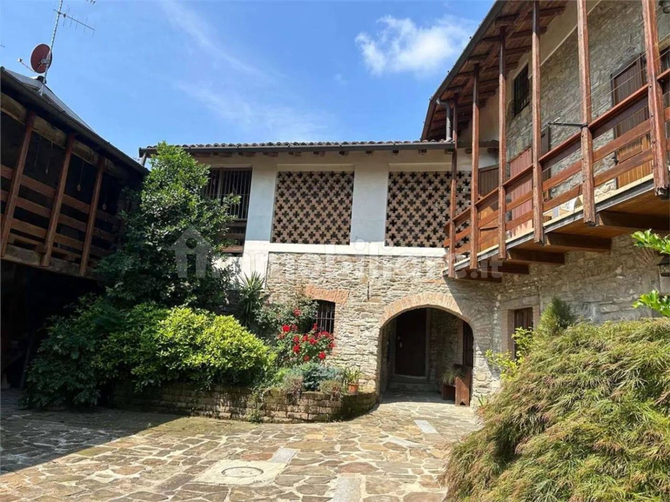 Casa de 17 dormitorios en Pontida, Italy No. 260738