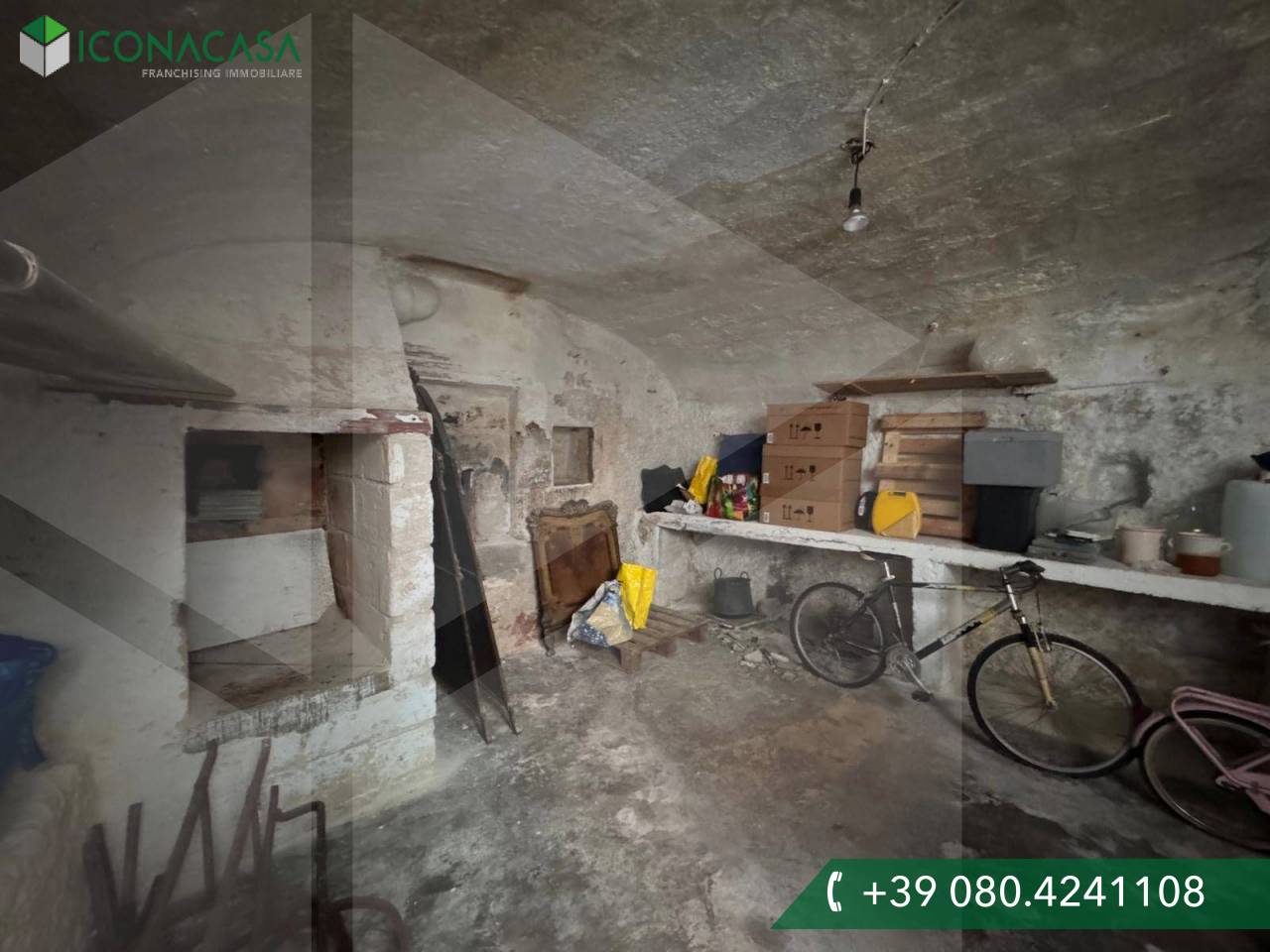 Almacén de 1 habitación en Polignano a Mare, Italy No. 18691