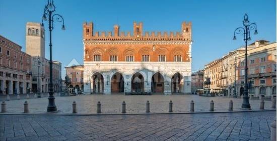 5 rooms Commercial property in Piacenza, Italy No. 191269