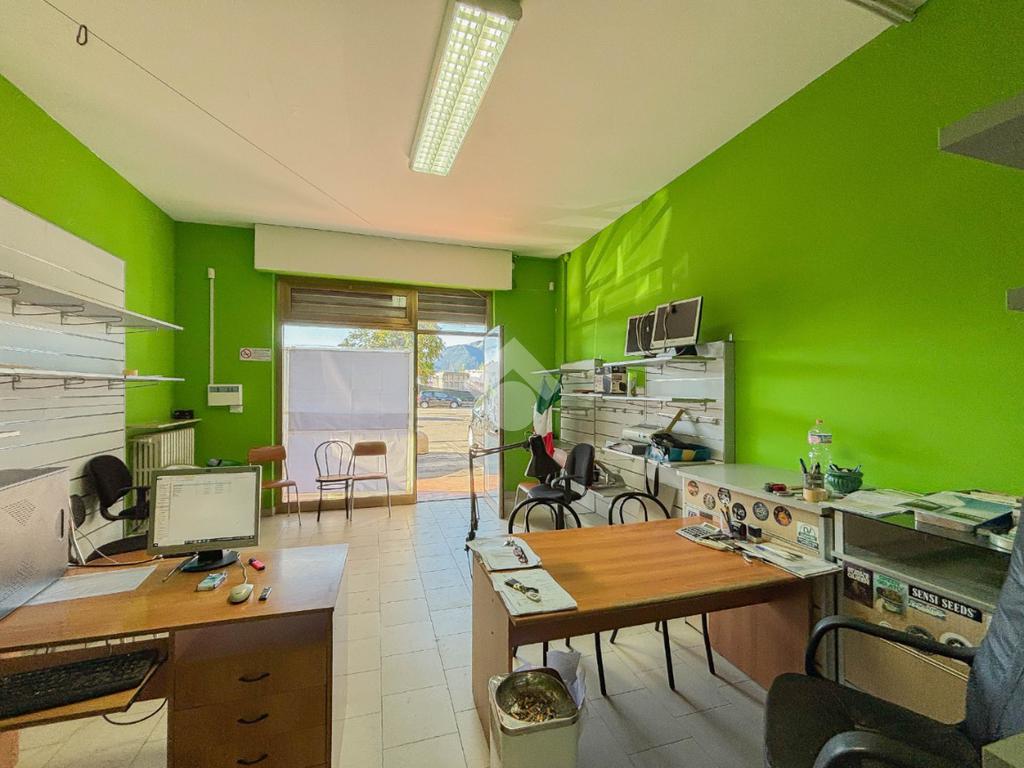 110m² Commercial property in Ponte San Pietro, Italy No. 387301