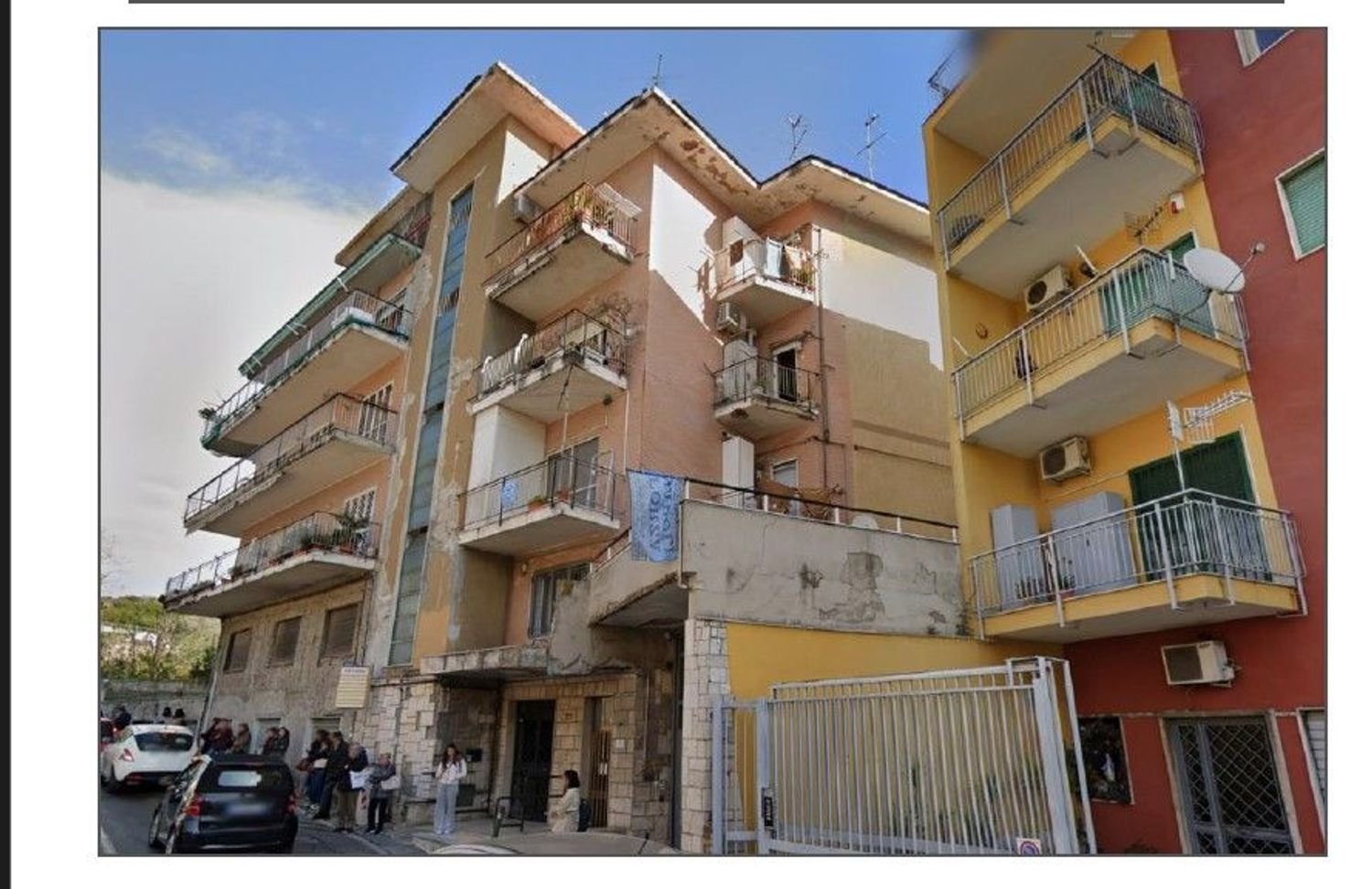 8 rooms Apartment in Naples, Italy No. 10241