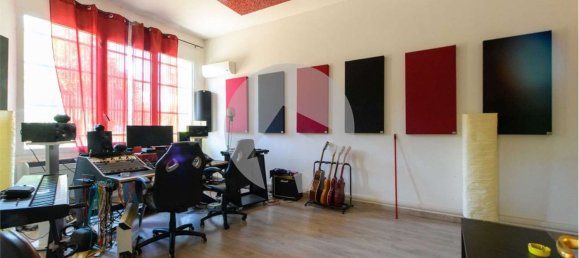 4غرفة عقار تجاري في Reggio Emilia, Italy رقم 113086 2