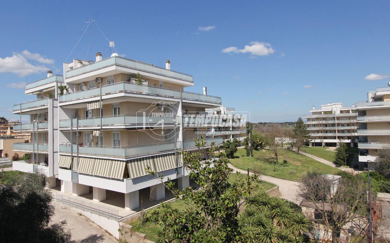 3 rooms Apartment in Rome, Italy No. 35643