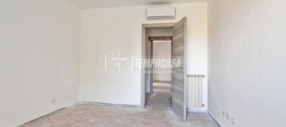 3 rooms Apartment in Rome, Italy No. 35643 35
