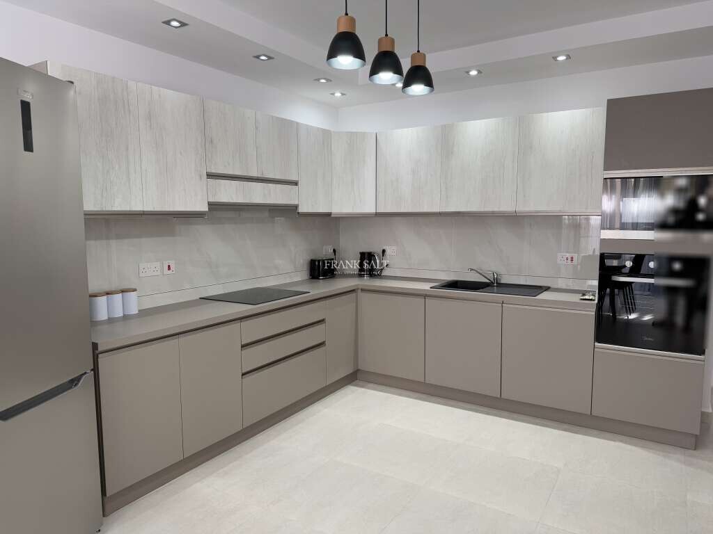 Квартира с 3 спальнями в Гзира, Мальта № 8224