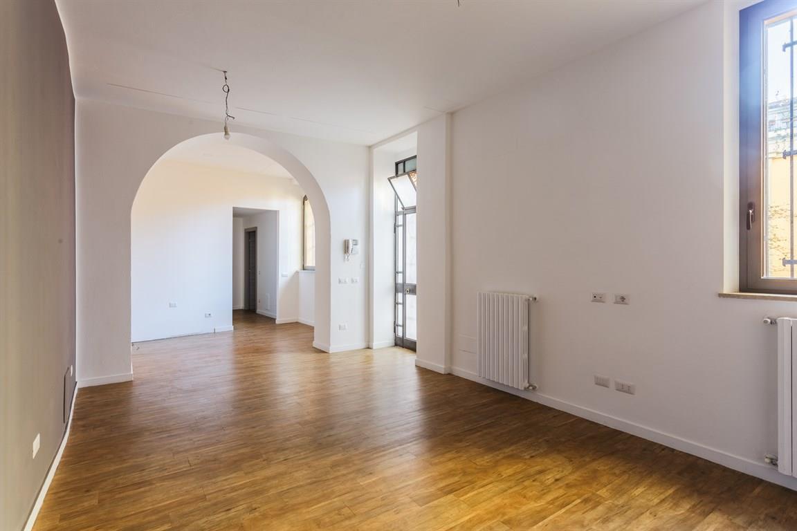 Apartamento de 3 habitaciónes en Monza, Italy No. 34166