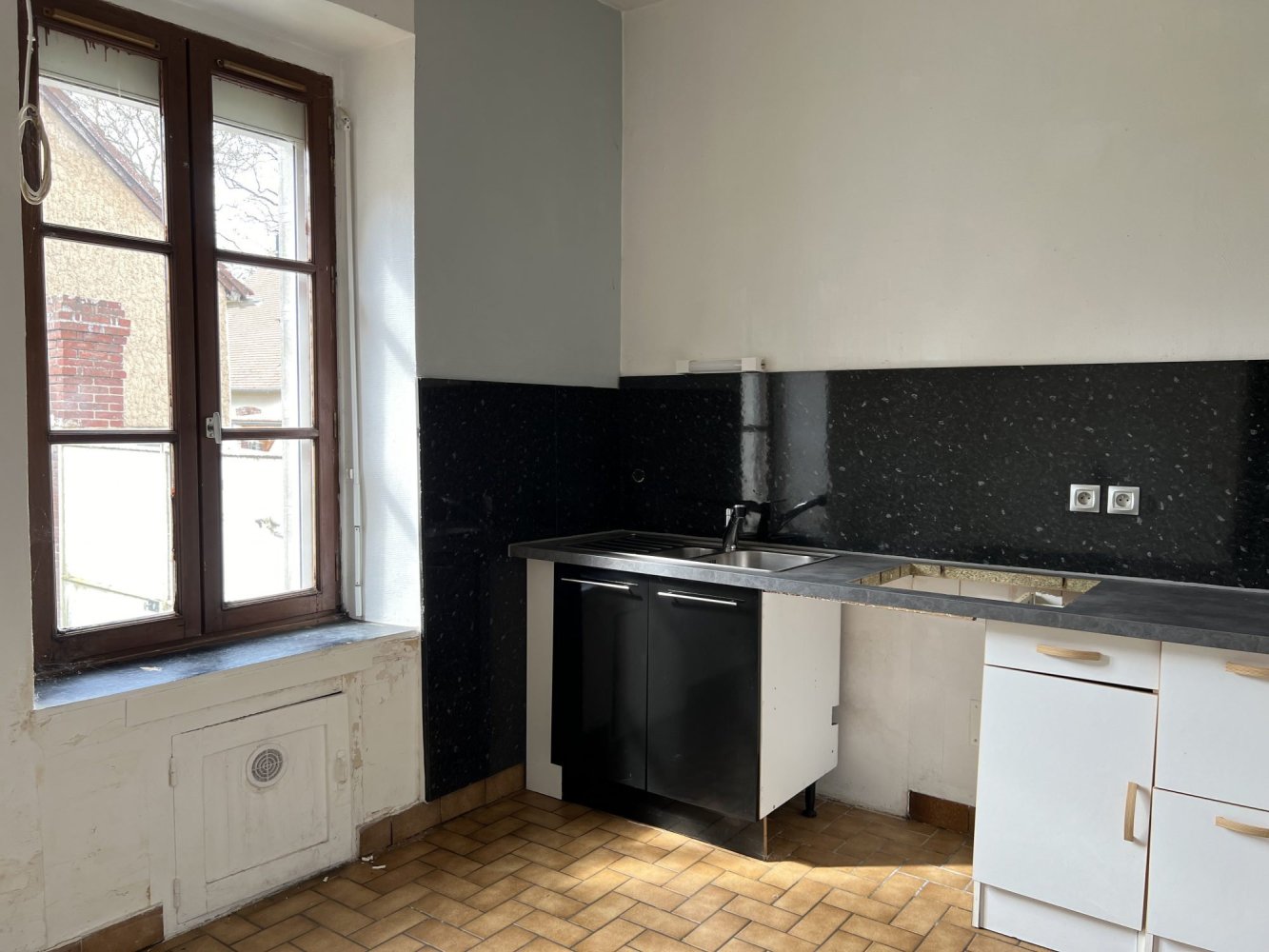 Casa de 3 dormitorios en Sours, France No. 274203