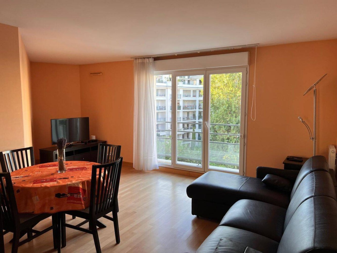 2 bedrooms Apartment in Courbevoie, France No. 334294