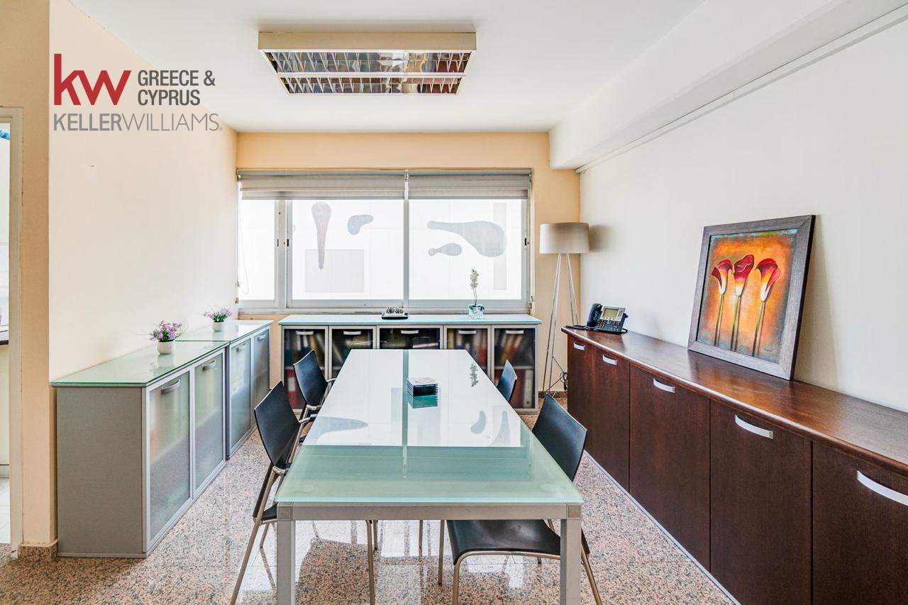 Oficina de 2 habitaciónes en Limassol, Cyprus No. 26373