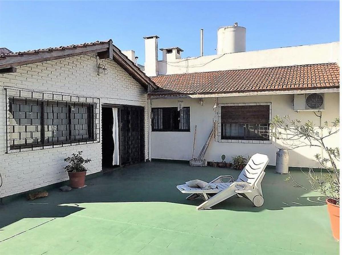 Casa de 3 dormitorios en Buenos Aires, Argentina No. 72189