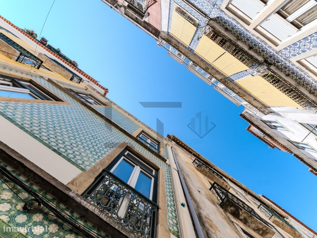 9 bedrooms Commercial property in Lisbon, Portugal No. 356007