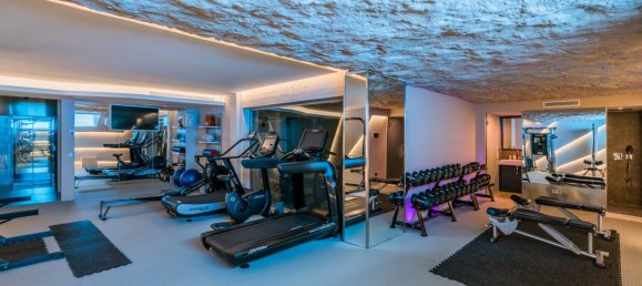 11 bedrooms Villa in Nueva Andalucia, Spain No. 3005 5