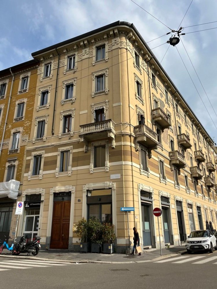4 rooms Apartment in Milan, Italy No. 336957