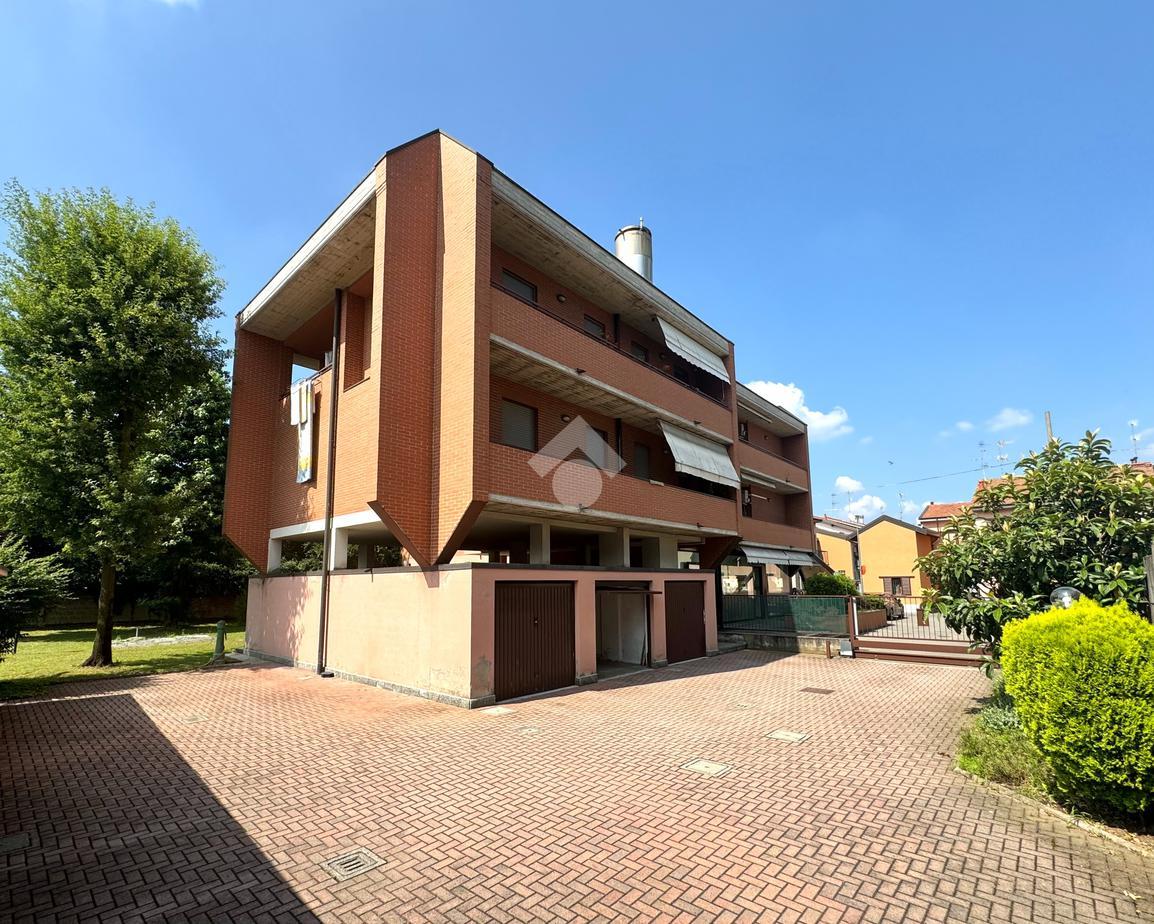 Apartamento de 3 habitaciónes en Rescaldina, Italy No. 8065