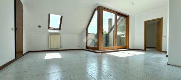 Apartamento de 3 habitaciónes en Rescaldina, Italy No. 8065 2
