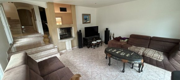 Villa de 4 dormitorios en Bourgoin-Jallieu, France No. 195385 9