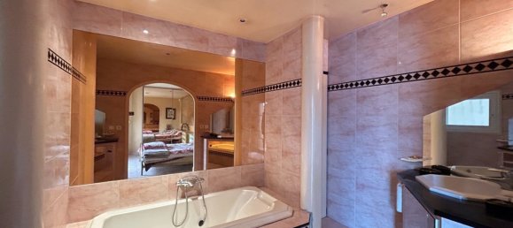 Villa de 4 dormitorios en Bourgoin-Jallieu, France No. 195385 11