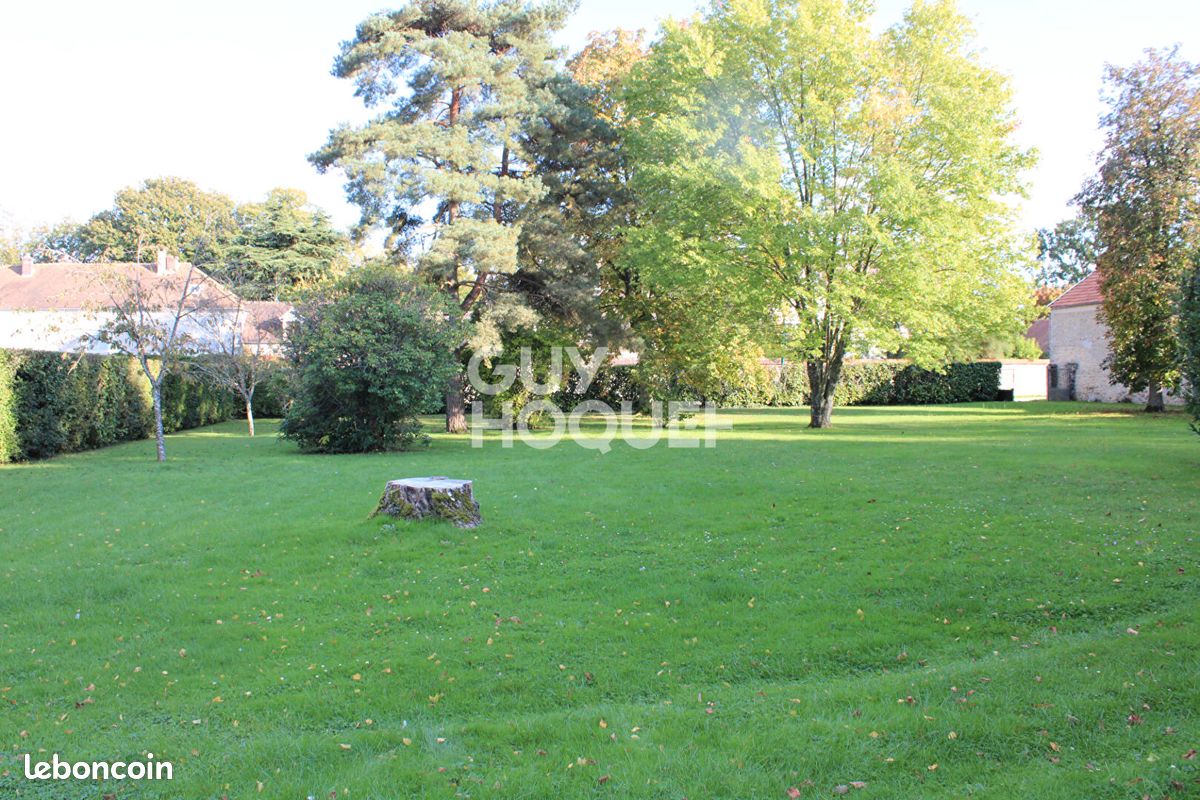 538m² Land in Les Essarts-le-Roi, France No. 325622