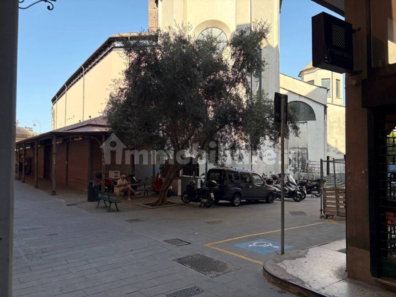 1 room Commercial property in Genoa, Italy No. 329988