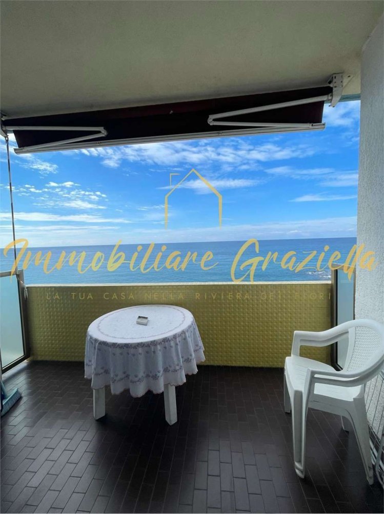 2-salle Appartement à Vallecrosia, Italy No. 94896