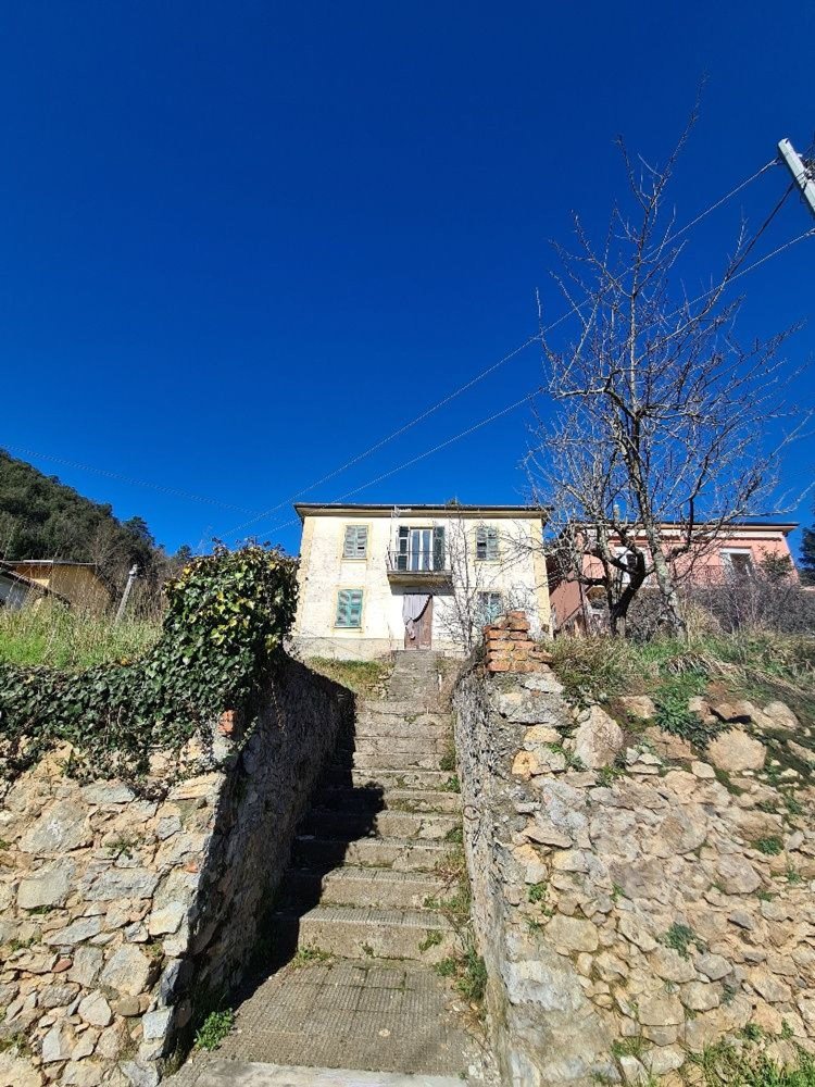 8 rooms House in Pignone, Italy No. 126987